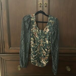 Gimmicks MED hook, and eye front closure blouse w/  lace sleeves. Stunning